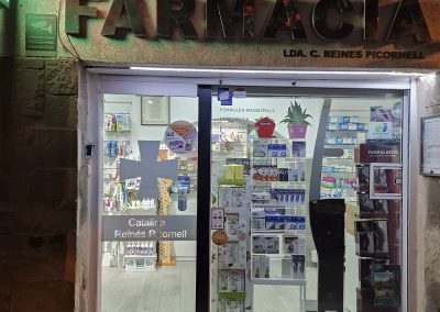 imagen de puerta exterior de la farmacia
